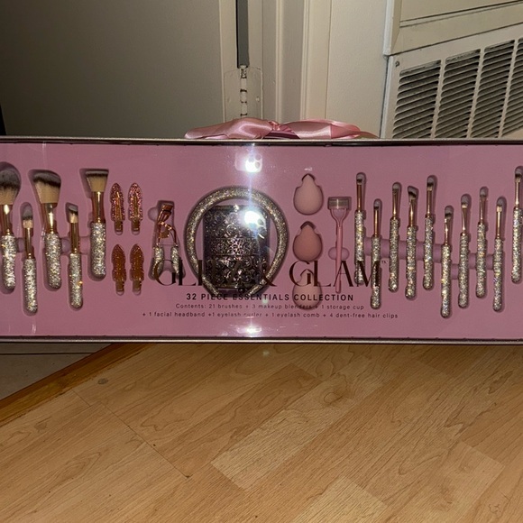 Other - 2024 Glitz & Glam Christmas holiday 31 piece essential brush collection 🎀💎